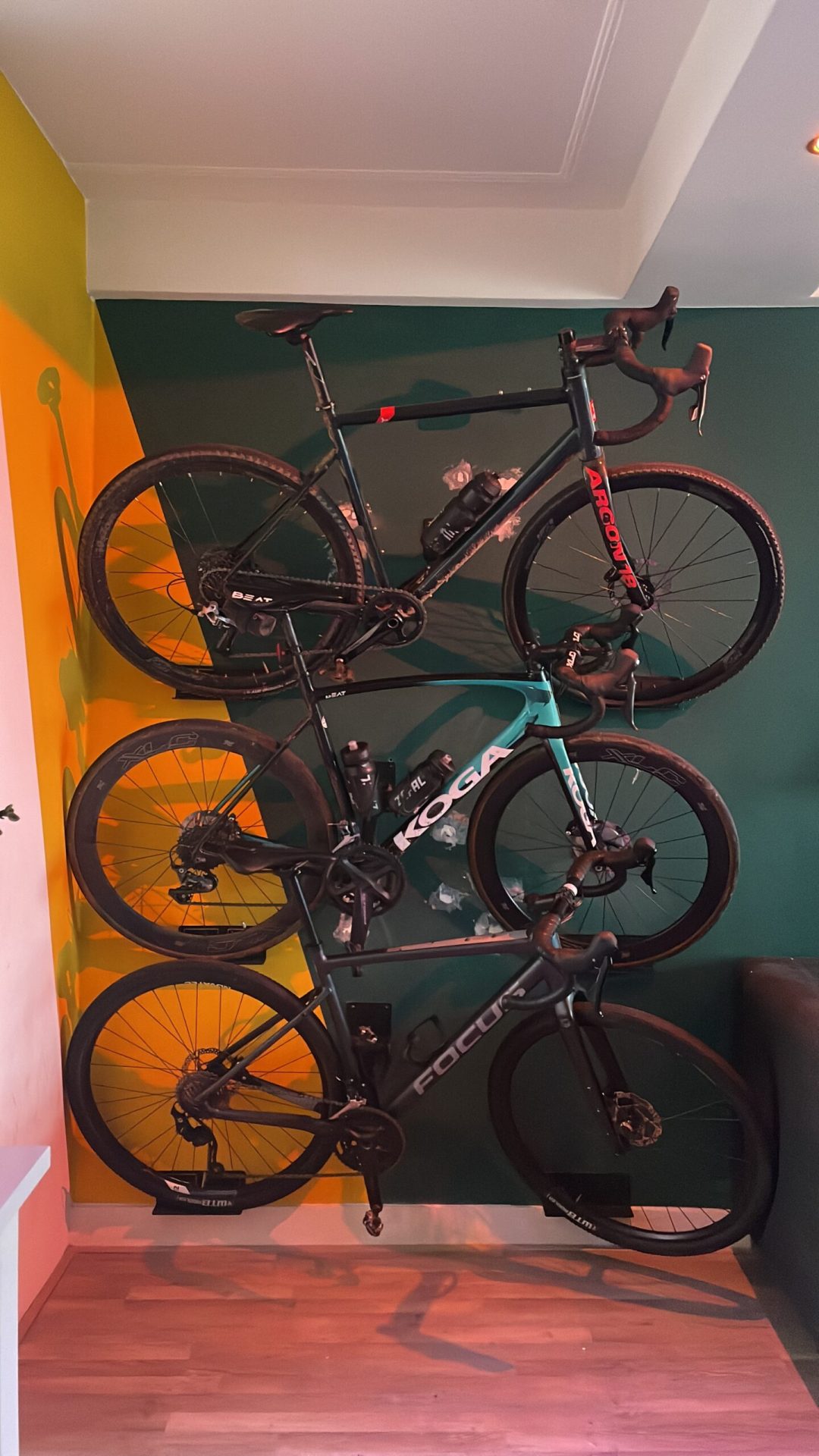 Hoe hang je meerdere fietsen horizontaal boven elkaar op de muur? 1 3 fietsen boven elkaar opgehangen met de Flowter Pedaalhanger