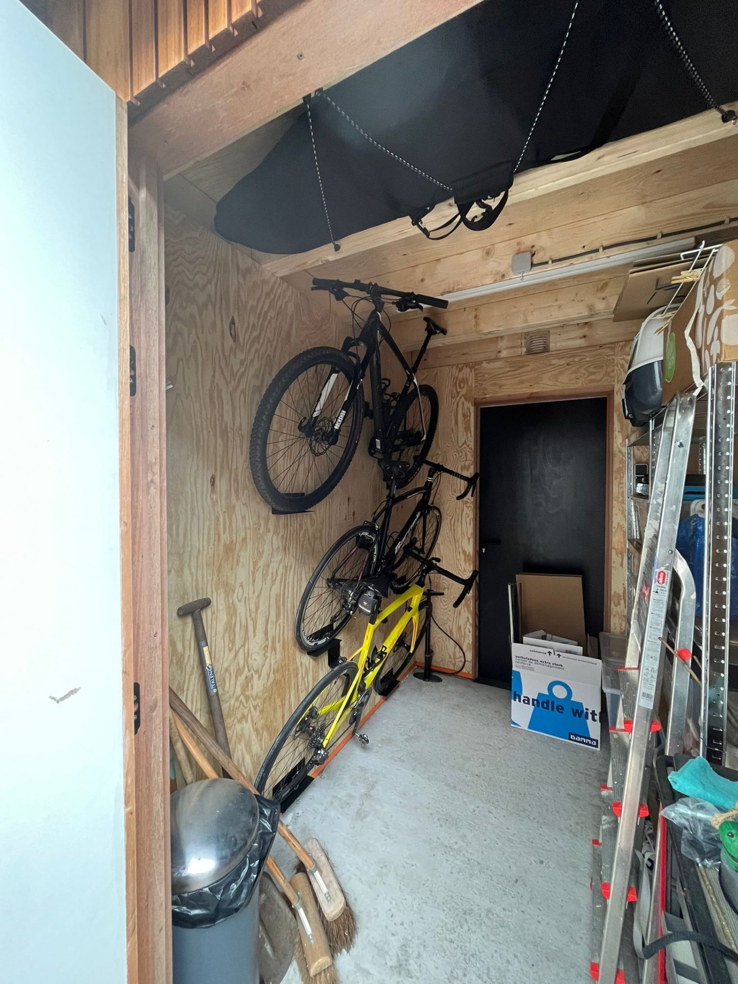 Hoe kun je een fiets opbergen in een kleine ruimte? 4 Drie fietsen onder elkaar met de Flowter Pedaalhanger