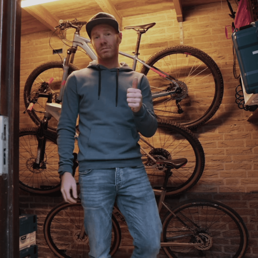 Flowter Pedaalhanger Plus 83 3x Flowter Pedaalhanger opgehangen op muur