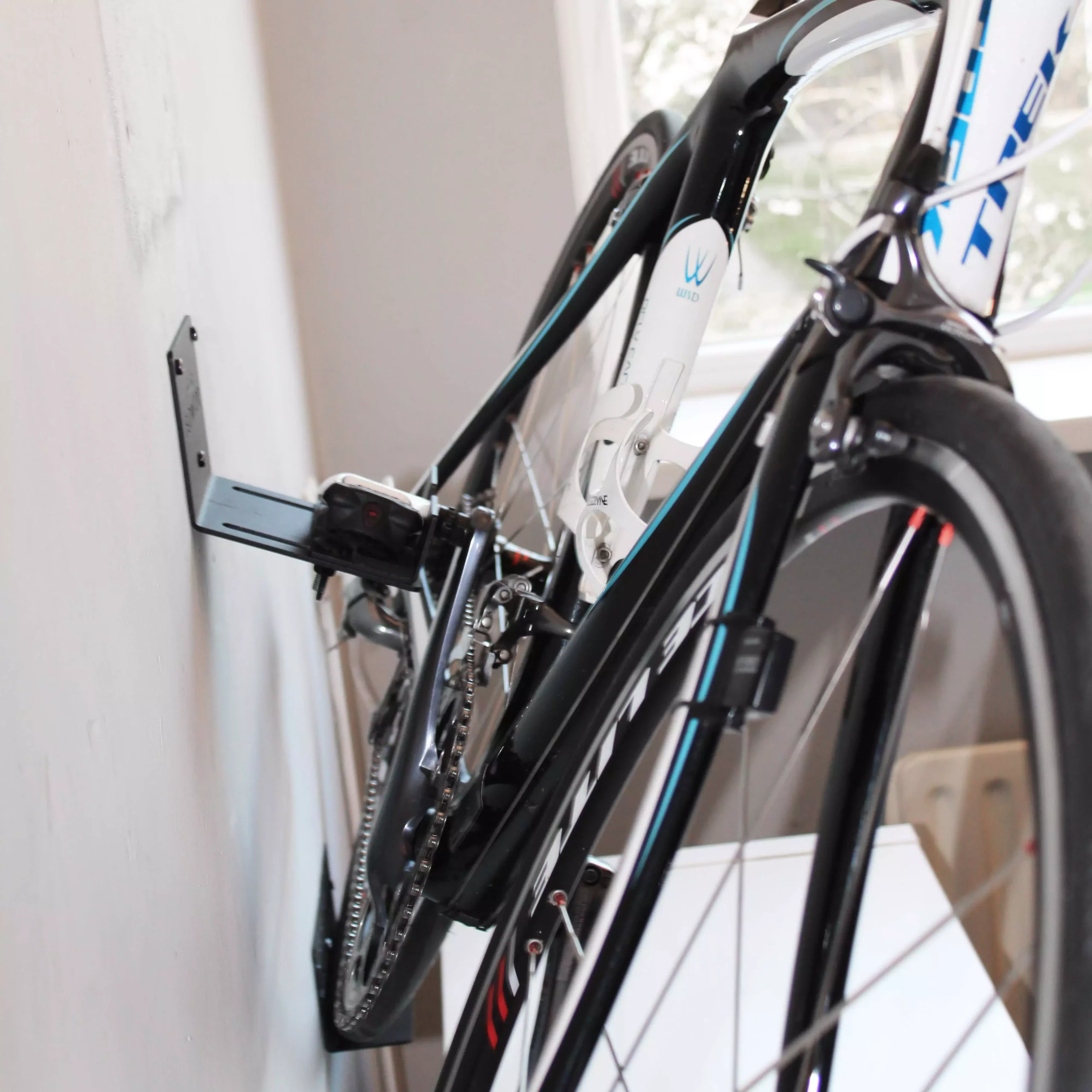 De leukste fiets gadgets die je niet kunt laten liggen 6 Flowter Pedaalhanger racefiets zijaanzicht