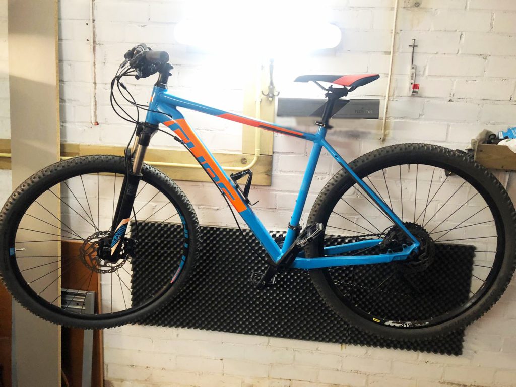 10 Beste Manieren Om Een Fiets Op Te Hangen (2024) 16 Flowter fiets zwever in een schuur