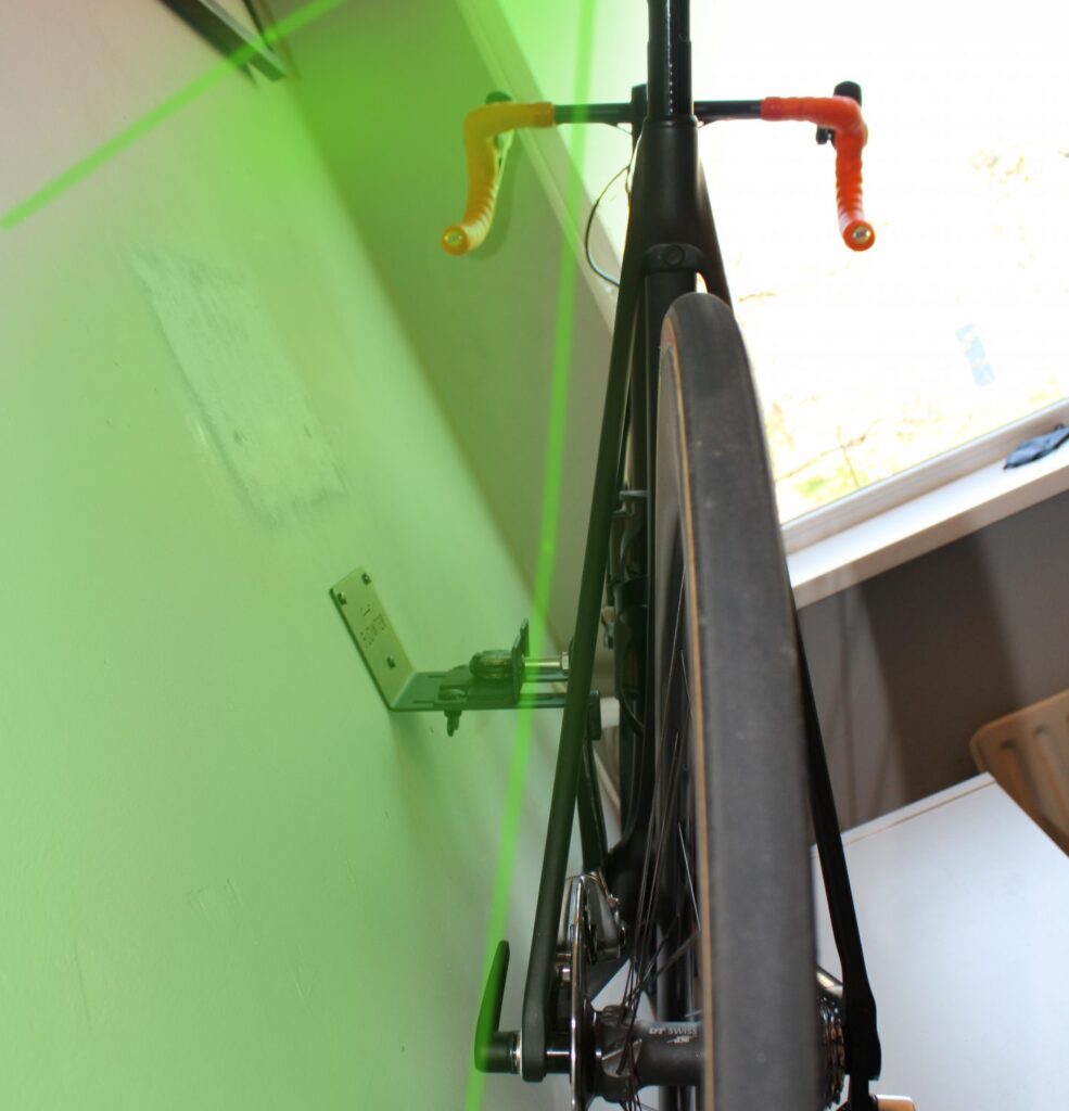 10 Beste Manieren Om Een Fiets Op Te Hangen (2024) 12 Ruimte over boven de fiets tussen de muur