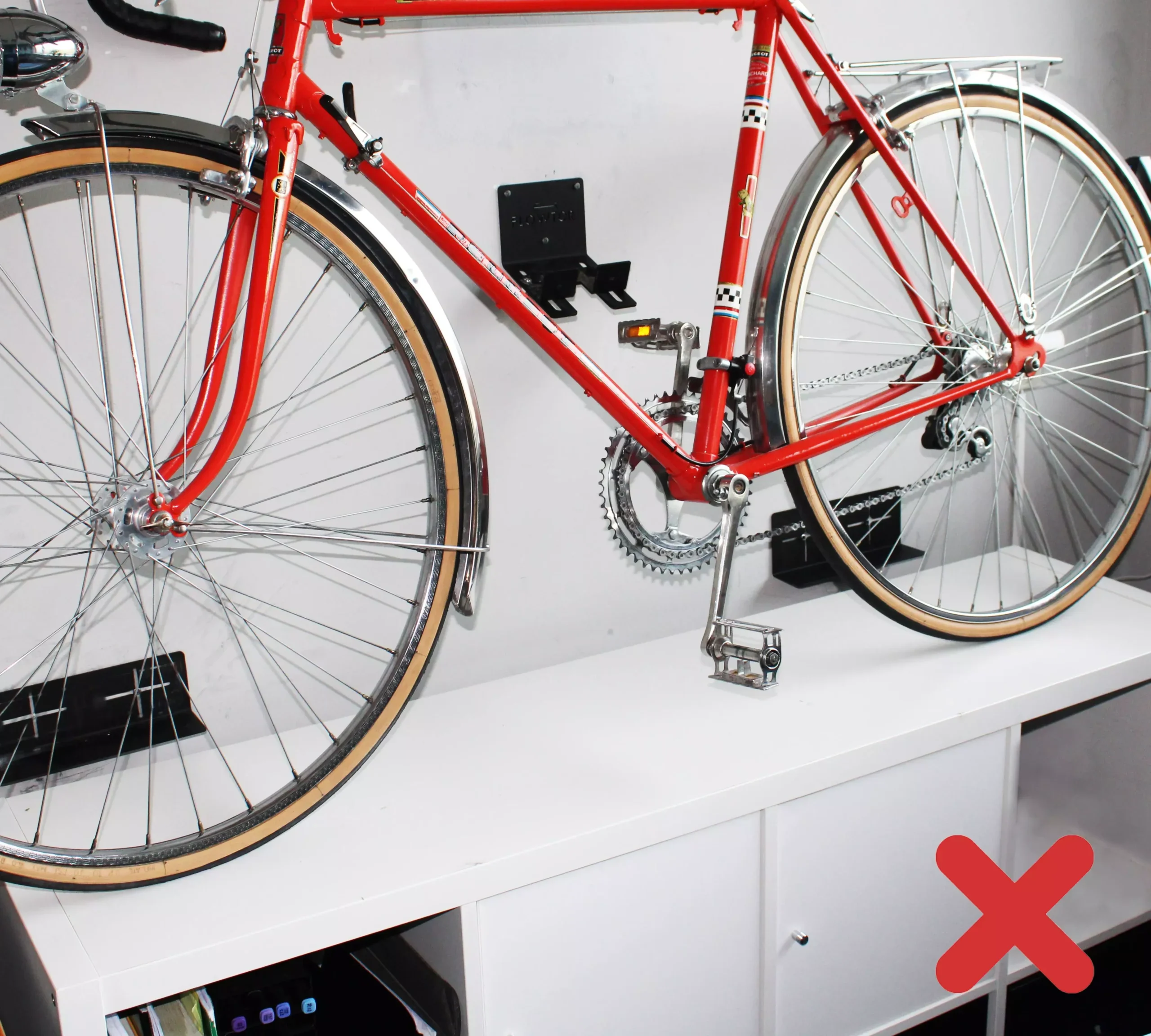 10 Beste Manieren Om Een Fiets Op Te Hangen (2024) 10 Flowter trapper hanger op een kast met verloren ruimte