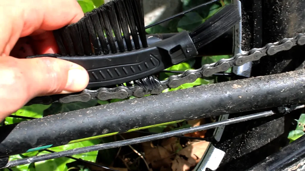 5 tips om je mountainbike schoon te maken na een rit 5 Schorpioensborstel die een ketting schoonmaakt