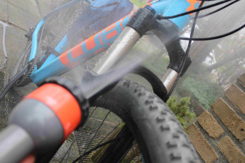 5 tips om je mountainbike schoon te maken na een rit 3 Gebruik een emmer water of tuinslang