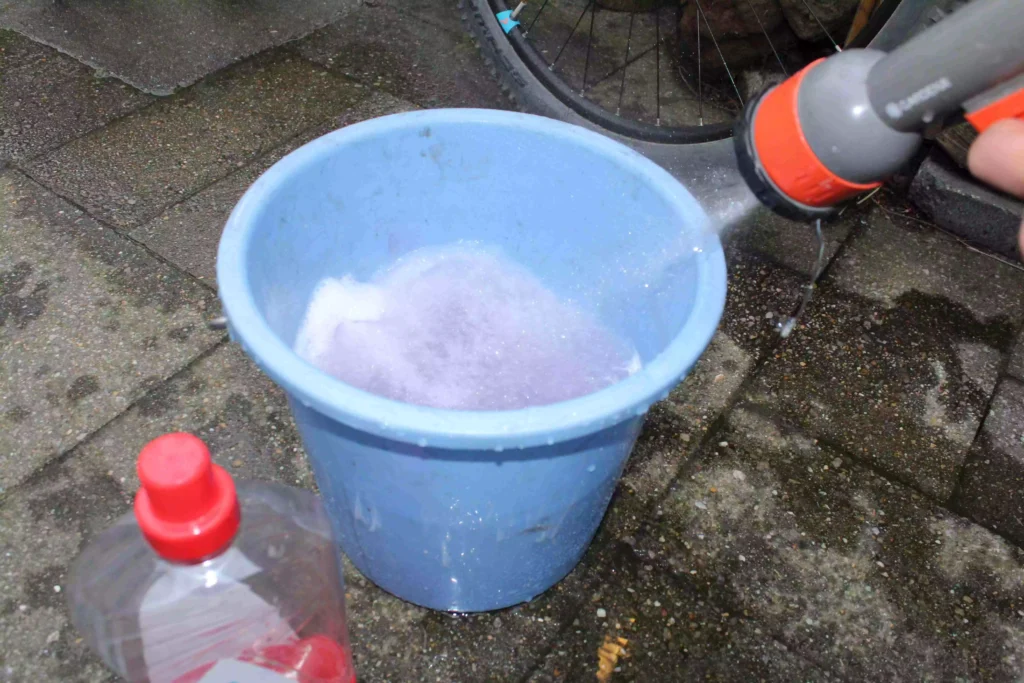 5 tips om je mountainbike schoon te maken na een rit 4 Emmer met sop