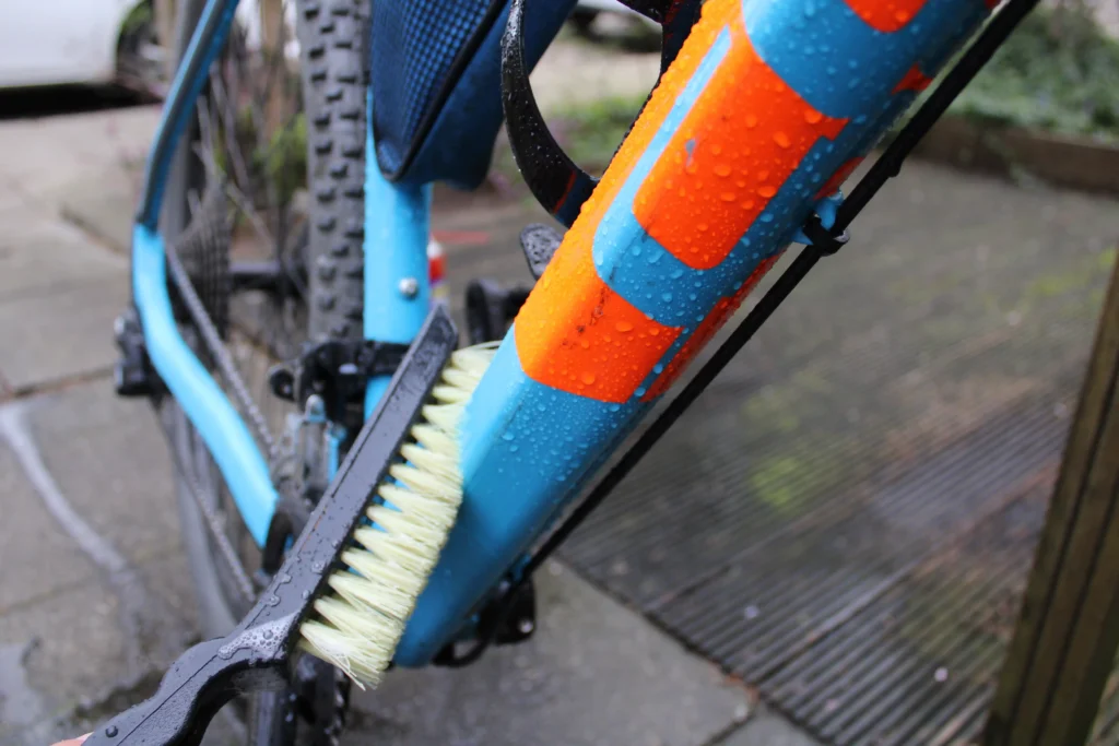 5 tips om je mountainbike schoon te maken na een rit 6 Van boven naar beneden schoonmaken