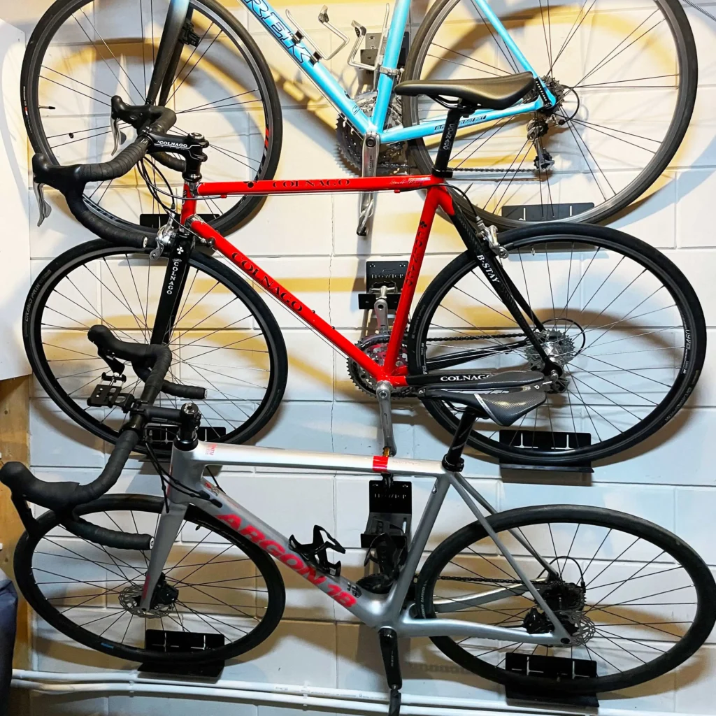 Over ons 8 Drie fietsen boven elkaar met de Flowter Pedaaalhanger