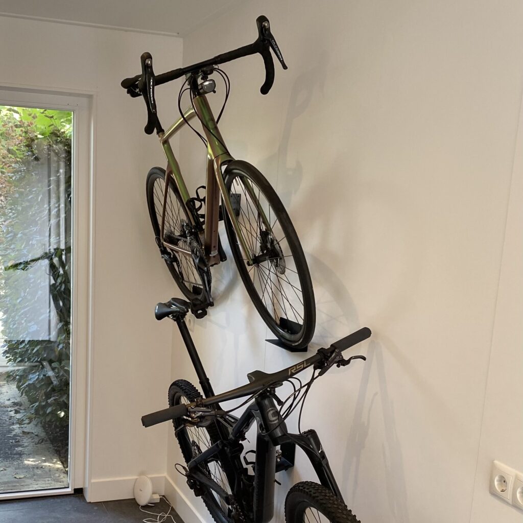 Over ons 9 Twee fietsen boven elkaar opgehangen met de Flowter Pedaalhanger