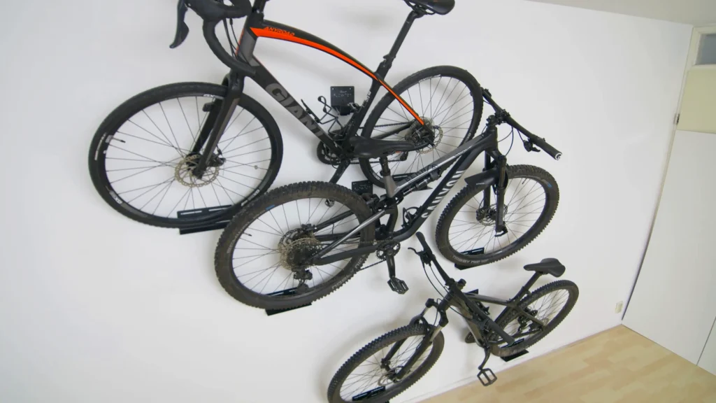 10 Beste Manieren Om Een Fiets Op Te Hangen (2024) 13 meerdere fietsen boven elkaar met de Flowter Pedaalhanger