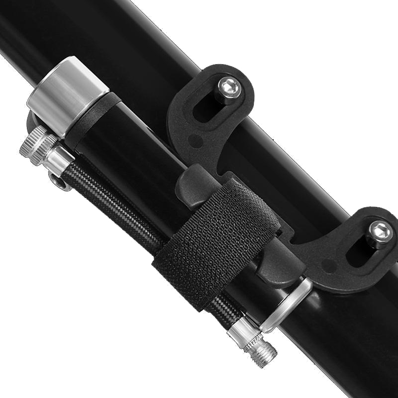 De leukste fiets gadgets die je niet kunt laten liggen 4 Mini fietspomp op fiets