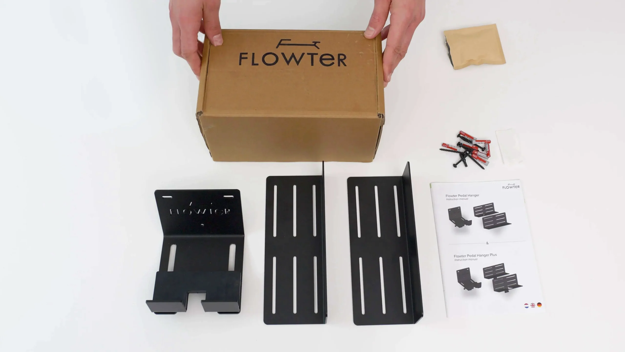 Home 5 met hand op doos van de Flowter Pedaalhanger