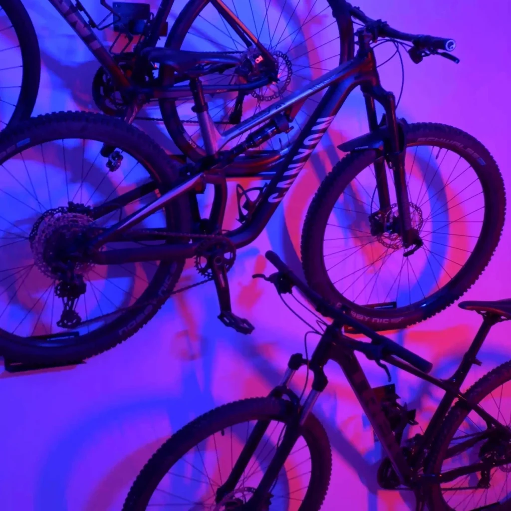 Home 22 Design foto van meerdere fietsen opgehangen met de Flowter Pedaalhanger