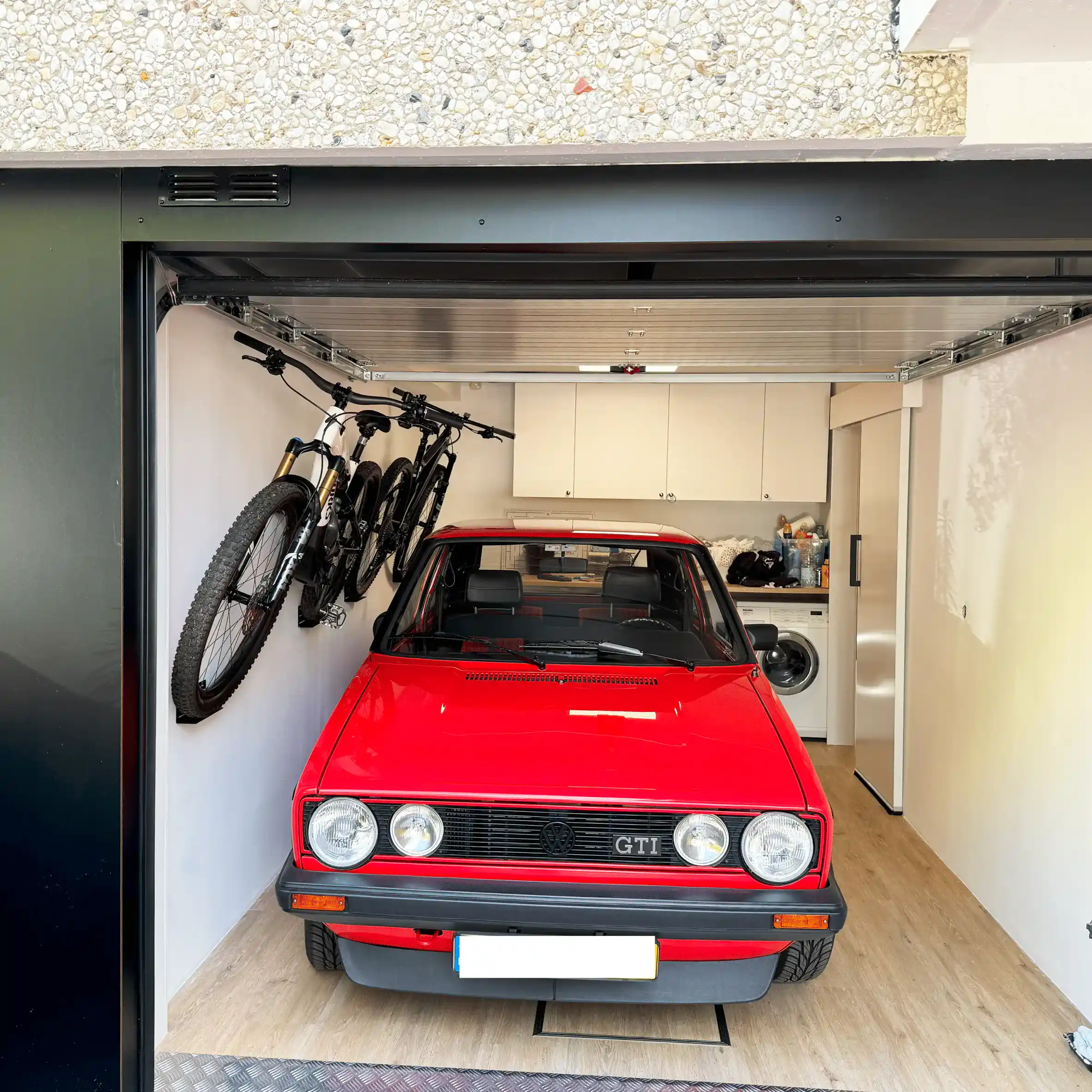 Flowter Pedaalhanger Plus 3 2 Flowter Pedaalhangers opgehangen boven een dure auto