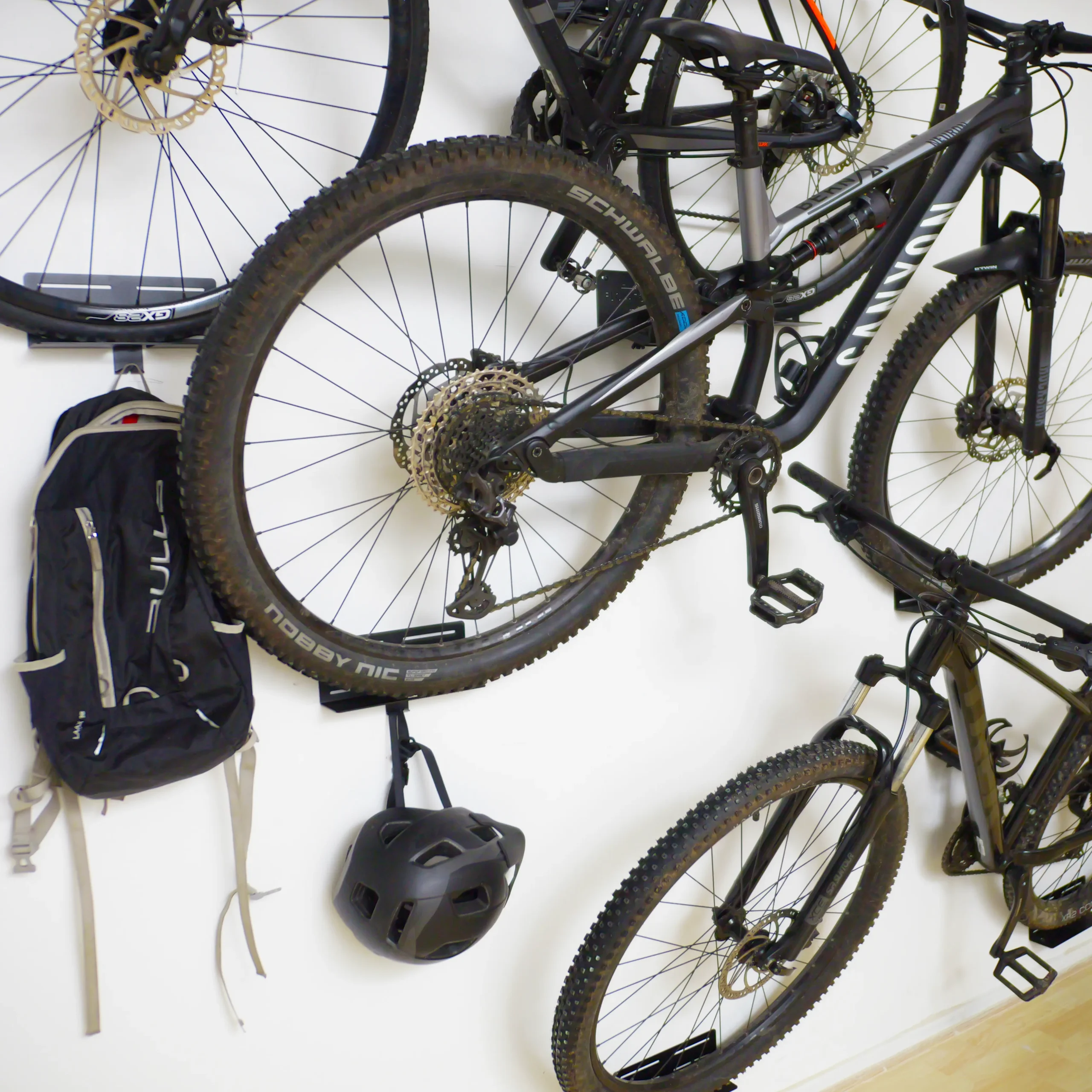 Flowter Pedaalhanger Plus 1 3 fietsen boven elkaar Flowter Pedaalhanger Plus