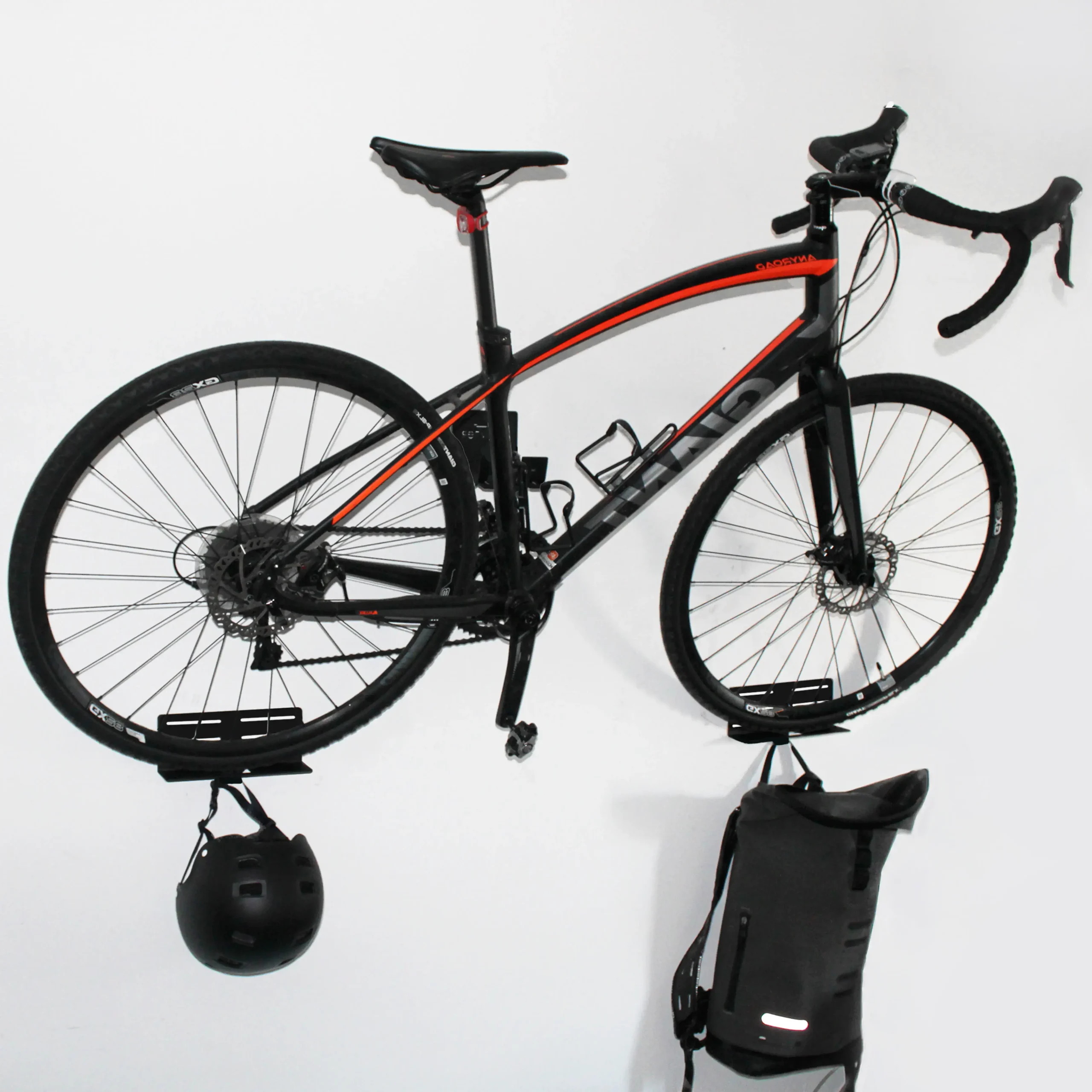 Flowter Pedaalhanger Plus 2 Flowter Pedaalhanger plus met accessoires en een fiets opgehangen