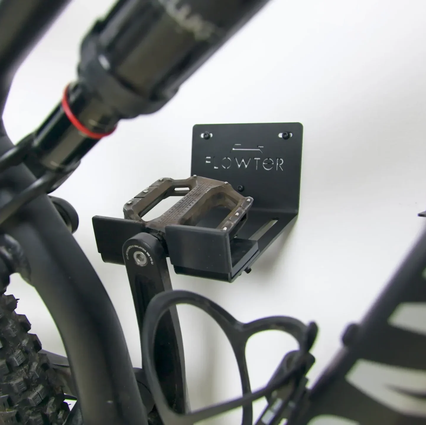 Flowter Beschermhoezen 2 MTB die geïnstalleerd is op de Flowter Pedaalhanger met de Beschermhoezen